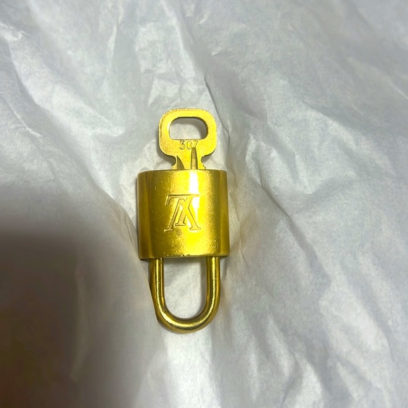 Louis Vuitton lock and key #307 🚨Host Pick🚨 - Picture 4 of 5